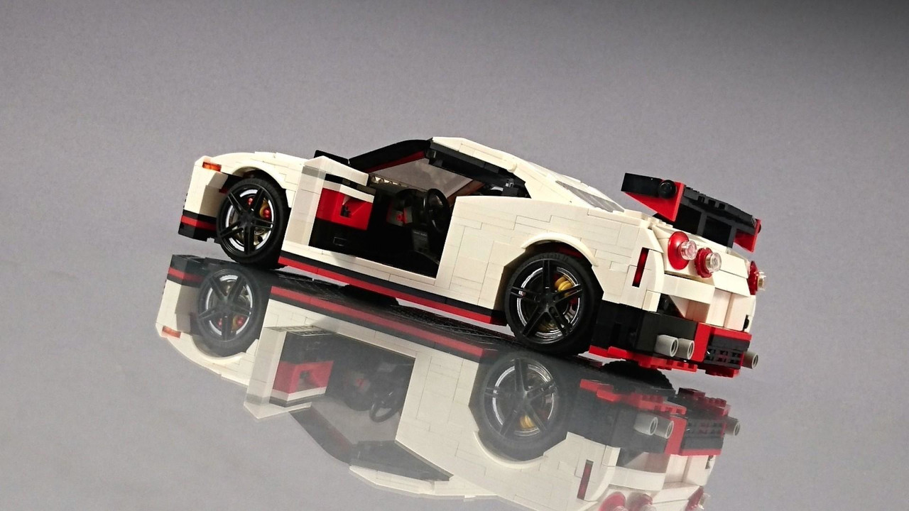 Дизайнер построи Nissan GT-R Nismo от Lеgo